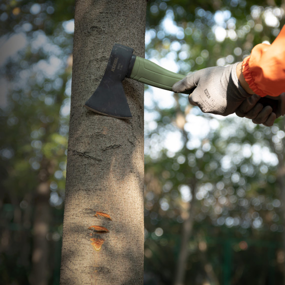 High-Quality Fiberglass Handle Axe for Precision Cutting | KSEIBI